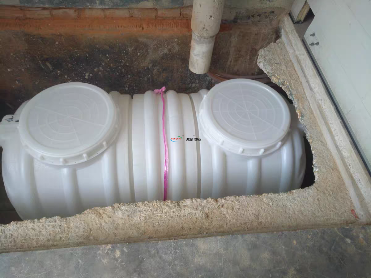 PE塑料化糞池抗壓承重性好，適用于環(huán)境復雜的工地